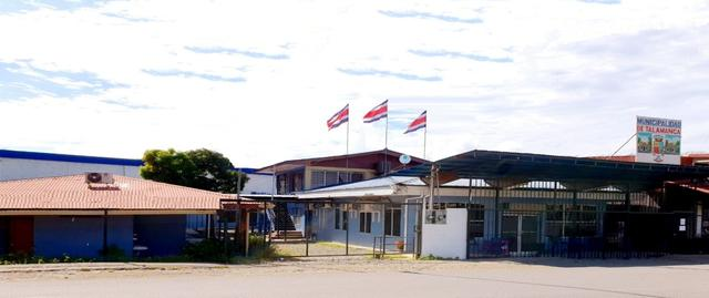 Edificio municipal de Talamanca con banderas